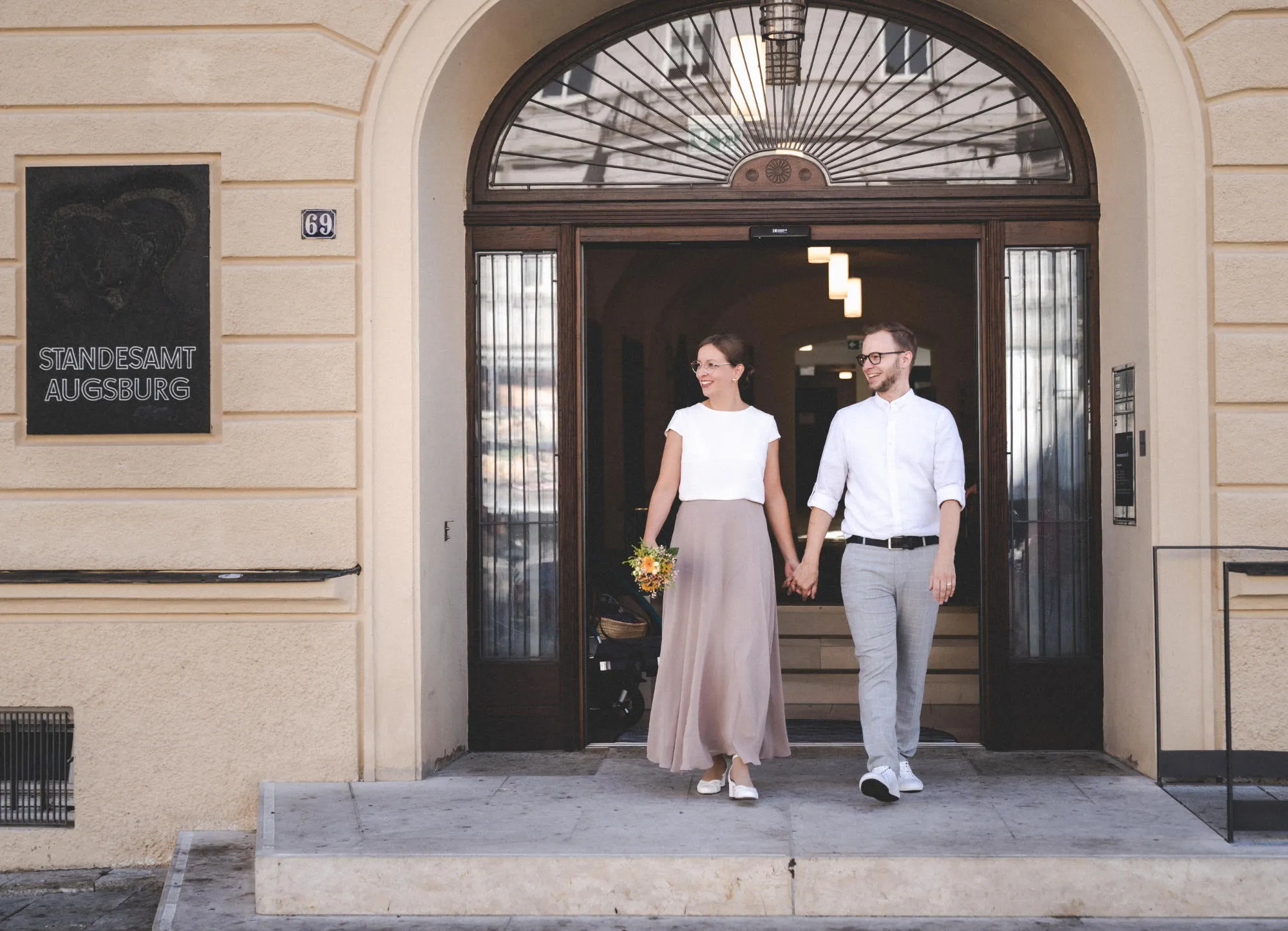 Tino und Claus kommen als Familie Reiser aus dem Standesamt